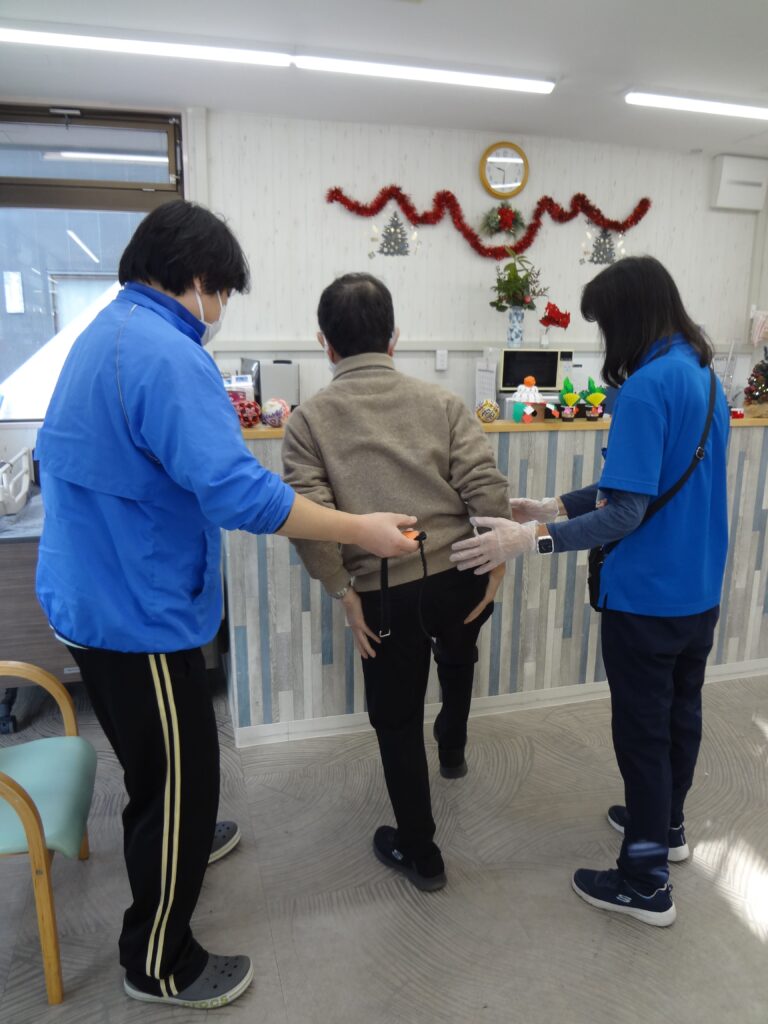 9：27 理学療法士、介護職員
片足立ち時間　測定｜アシスタンス　社員の一日～理学療法士～　
