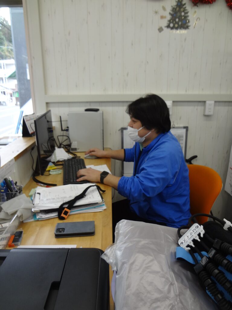 9：27 理学療法士、介護職員  片足立ち時間 測定｜アシスタンス 社員の一日～理学療法士～